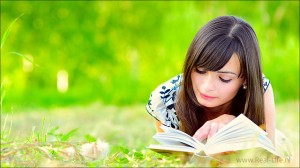 meisje leest een christelijk boek