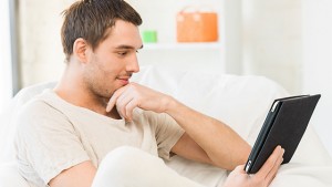 man leest tablet